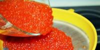 Hoe rode kaviaar thuis te zouten: eenvoudige recepten Hoe kaviaar thuis te zouten