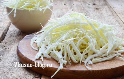 Πώς να τηγανίζετε λάχανο σε τηγάνι μαζί με λουκάνικα;