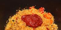 Läcker kycklingpilaff i en slow cooker Pilaf med tomat i en slow cooker